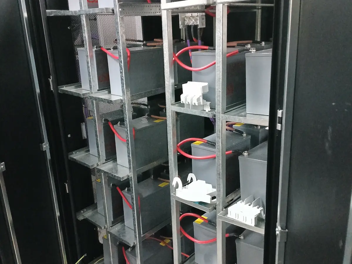 Gabinete de baterías abierto mostrando las filas de baterías y su cableado