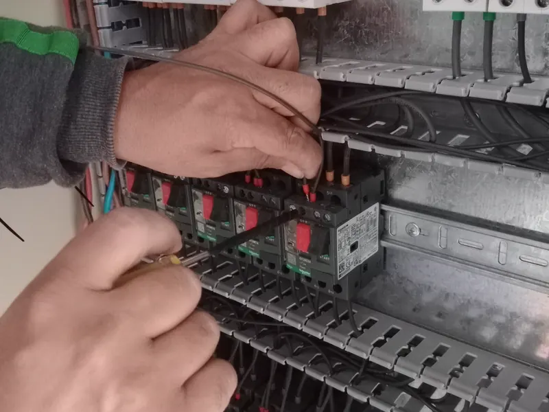 Cableado interno de un tablero eléctrico con los conductores peinados