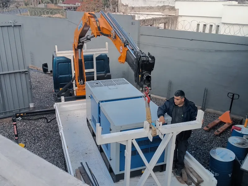 Descarga de un grupo electrógeno con grúa en el sitio de instalación
