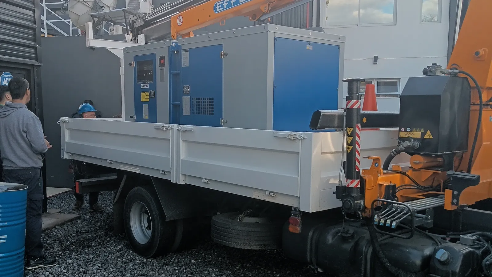 Grupo electrógeno siendo posicionado con grúa durante un montaje de REC ENERGÍA