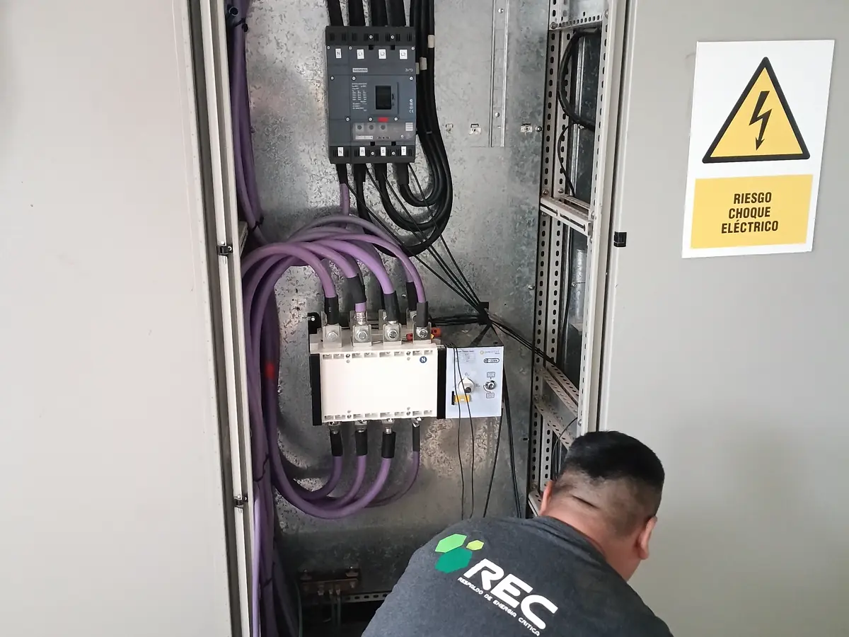Interruptor de un tablero eléctrico industrial abierto