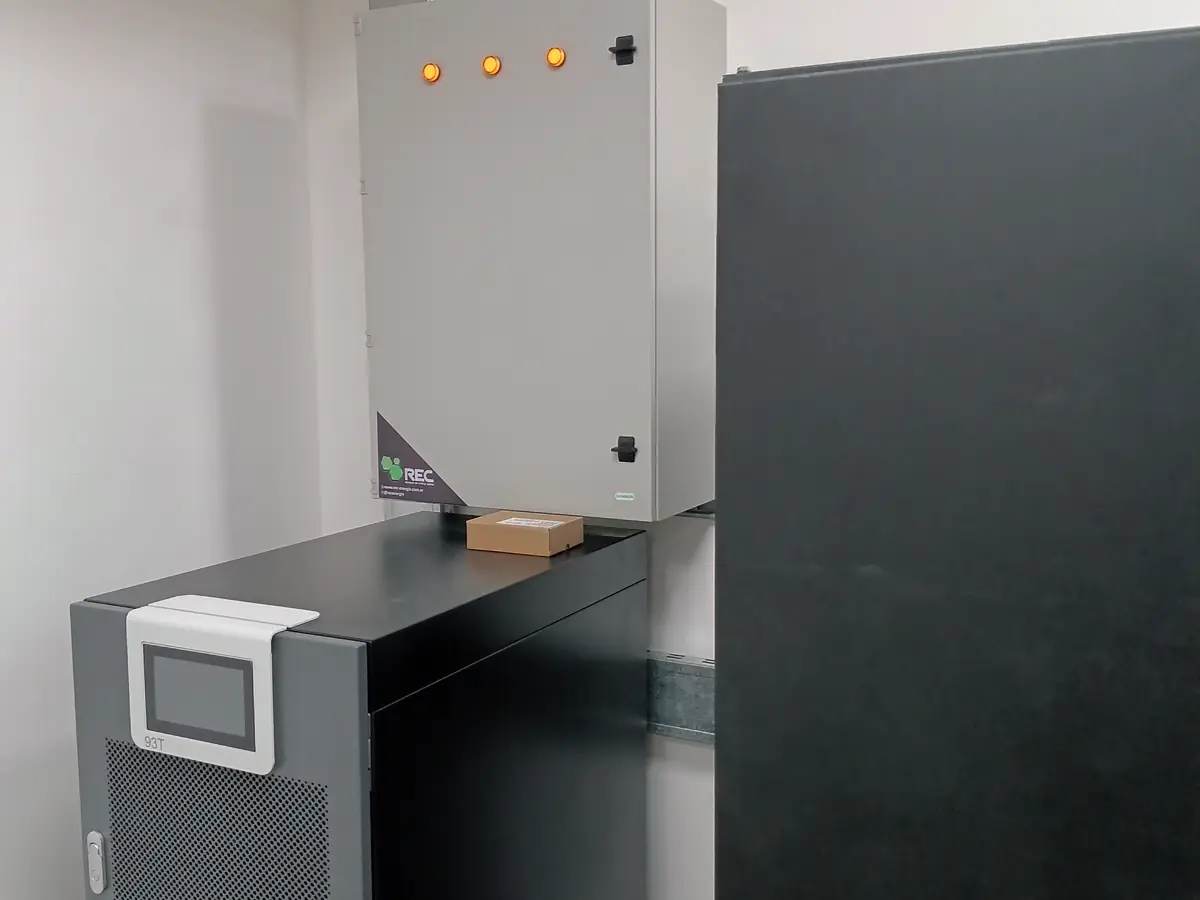 UPS trifásico instalado junto a su tablero de maniobra con la marca de REC ENERGÍA