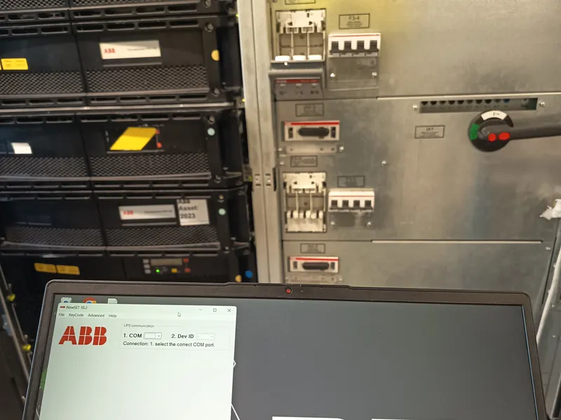 Módulos de UPS ABB en rack durante un servicio técnico, con el software de diagnóstico conectado