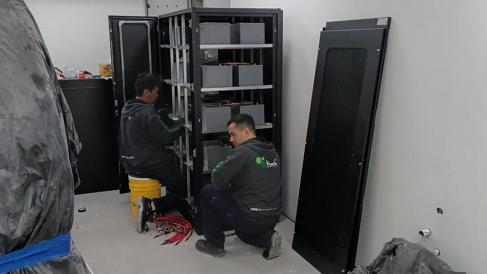 Sala de energía con gabinetes de UPS y bancos de baterías instalados por REC ENERGÍA