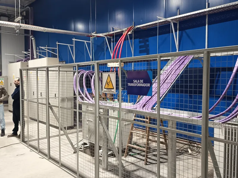 Sala de transformador con celdas de media tensión y bandejas portacables montadas por REC ENERGÍA