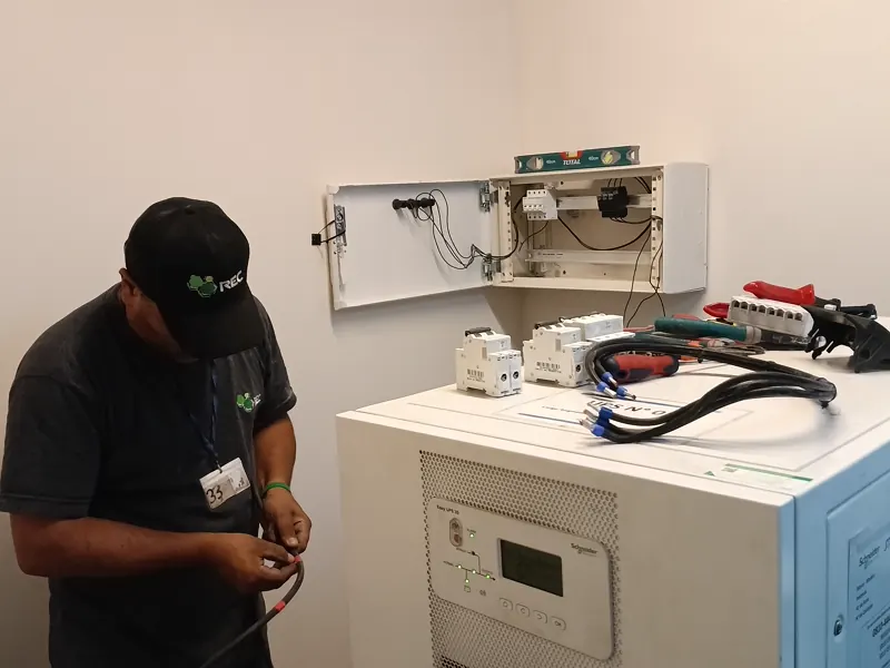 Trabajo sobre un equipo UPS en el laboratorio de REC ENERGÍA