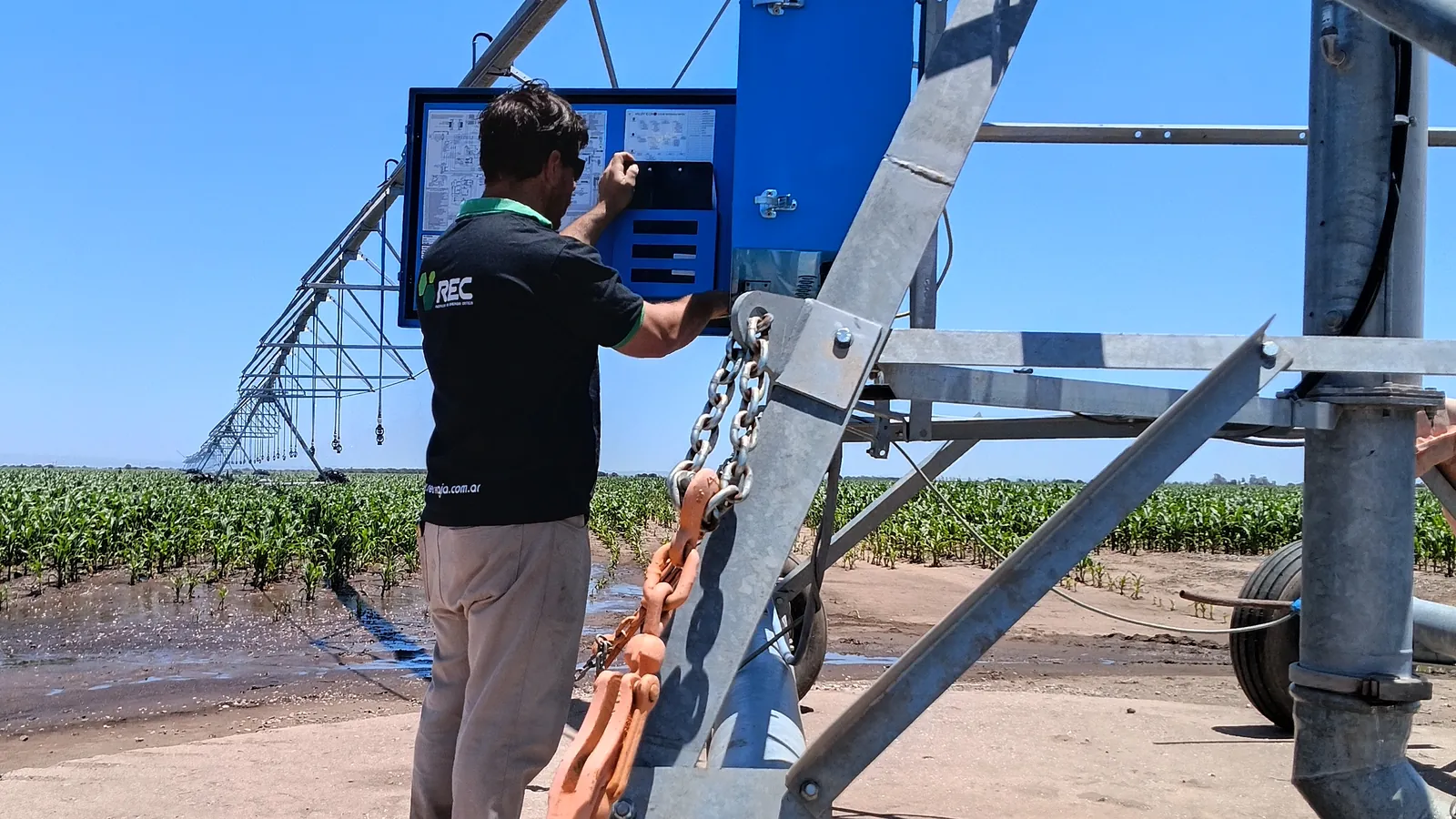 Técnico de REC ENERGÍA interviniendo el tablero de un equipo de riego en el campo