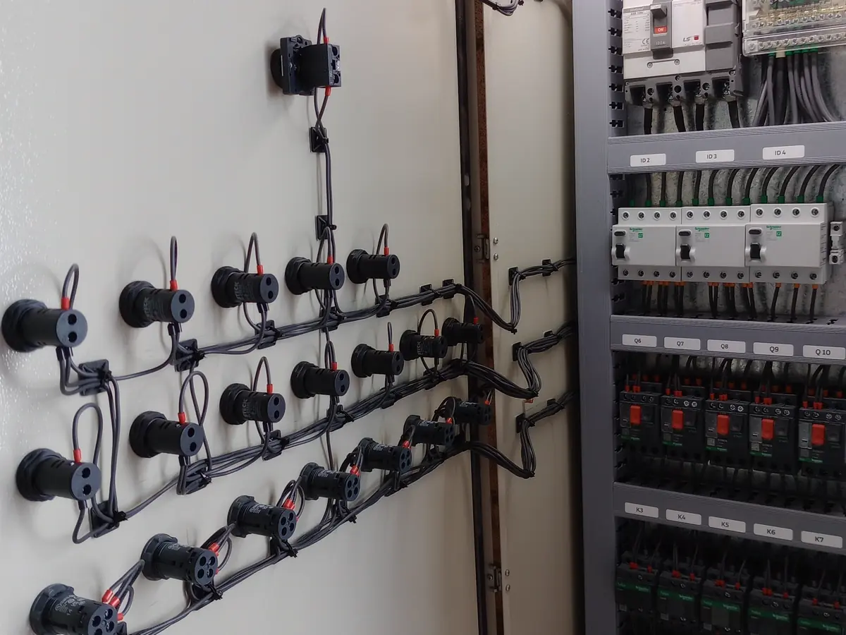 Interior de un tablero de arranque de fabricación propia, con los bornes y el cableado peinados