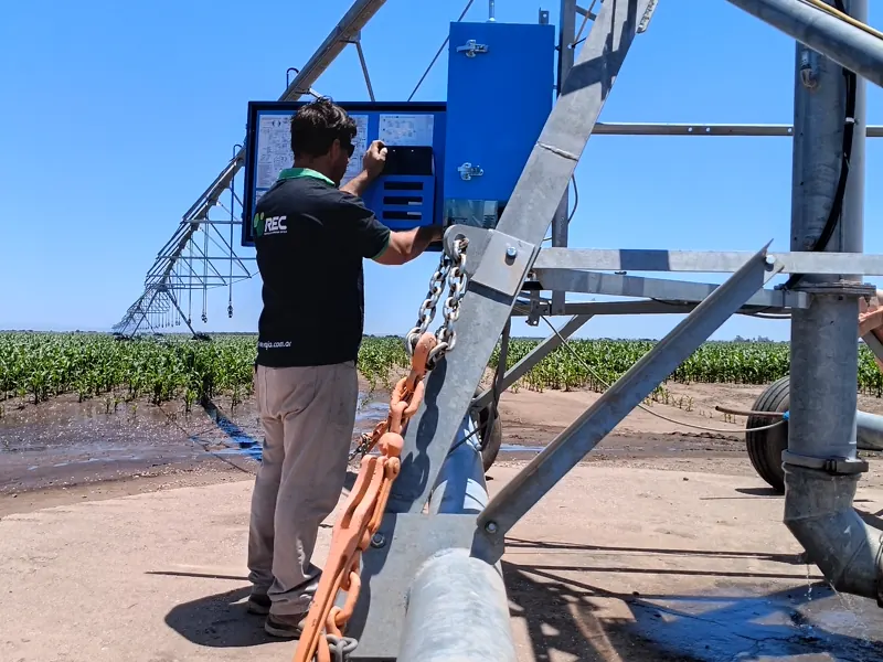 Tablero eléctrico instalado a la intemperie sobre una estructura exterior
