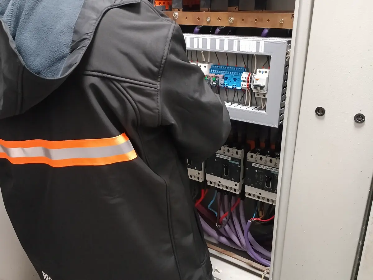 Tablero eléctrico montado en una sala técnica durante la instalación