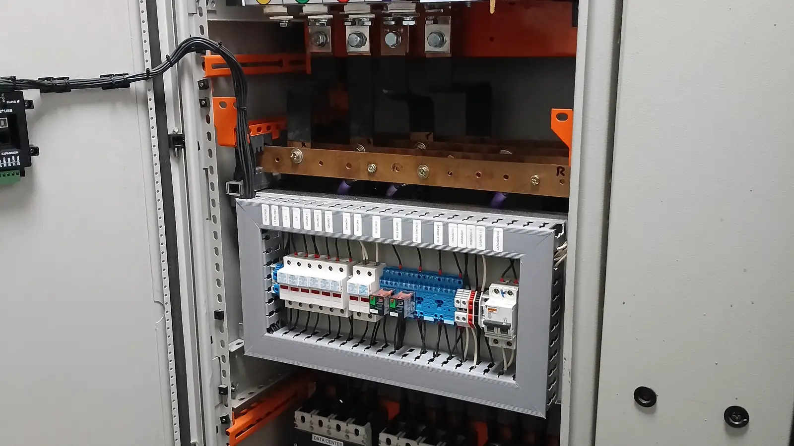 Tablero seccionador industrial abierto durante una inspección