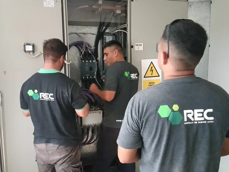 Técnico de REC ENERGÍA cableando un tablero eléctrico