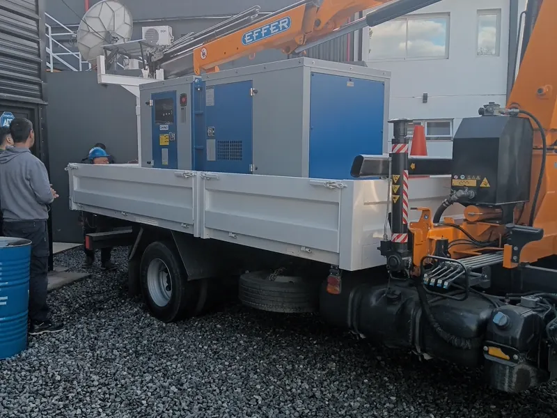 Generador industrial cargado sobre camión para su traslado