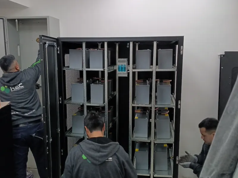 Cableado interno de un equipo UPS industrial